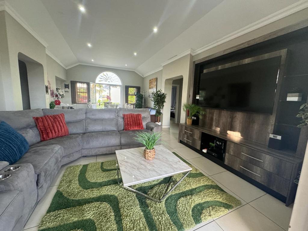 Villa Caylee Caribbean Estates - Ultra-Luxurious - Rimas Interiors Designs - Private Beachfront Escape - Premium Serviced For 8 Guests Port Edward Exteriör bild